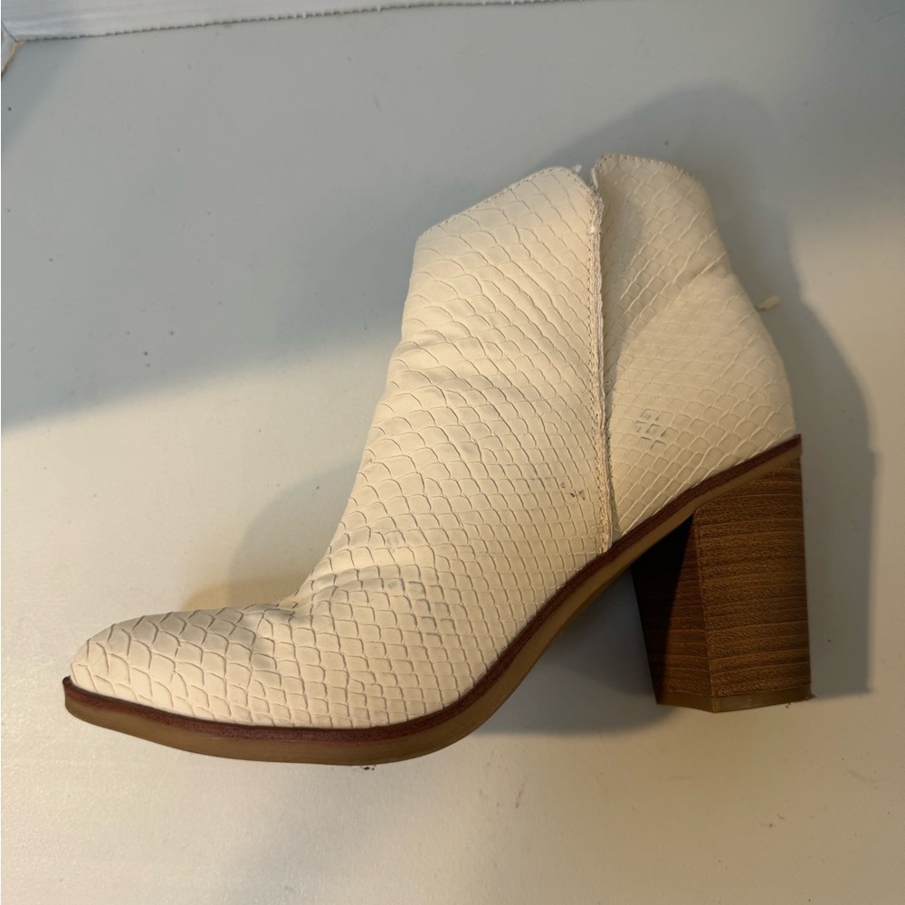 Mia White Python Ankle Booties, Size 8.5 - Picture 5 of 13